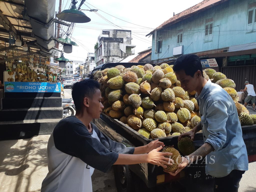 Ratusan durian dipajang di sebuah mobil bak terbuka yang menepi di kawasan Pasar Durian Kuto, Rabu (4/5/2022). Durian menjadi salah satu buah kegemaran warga Palembang dan pendatang. Ribuan durian ludes disantap setiap hari.