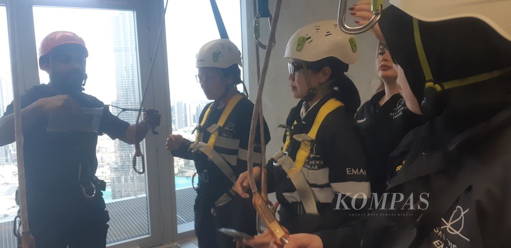 A group of journalists from Indonesia received a brief explanation before participating in the Edge Walk tour, walking along the outer side of the Sky View skyscraper at a height of 219.5 meters in Dubai, United Arab Emirates, on Saturday (23/3/2024). This tour offers a thrilling and challenging experience for participants.