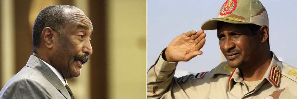 Foto kombinasi dua gambar ini menunjukkan dua pemimpin militer yang sedang bertikai di Sudan. Foto kanan adalah Mohamed Hamdan Dagalo, pemimpin Pasukan Pendukung Gerak Cepat Sudan atau RSF yang diambil pada 15 Juni 2019 di Desa Qarri, Sudan. Foto kiri adalah Jenderal  Abdel Fattah al-Burhan, pemimpin Angkatan Bersenjata Sudan, saat memberikan pidato pada konferensi Khartum, 26 September 2020. 