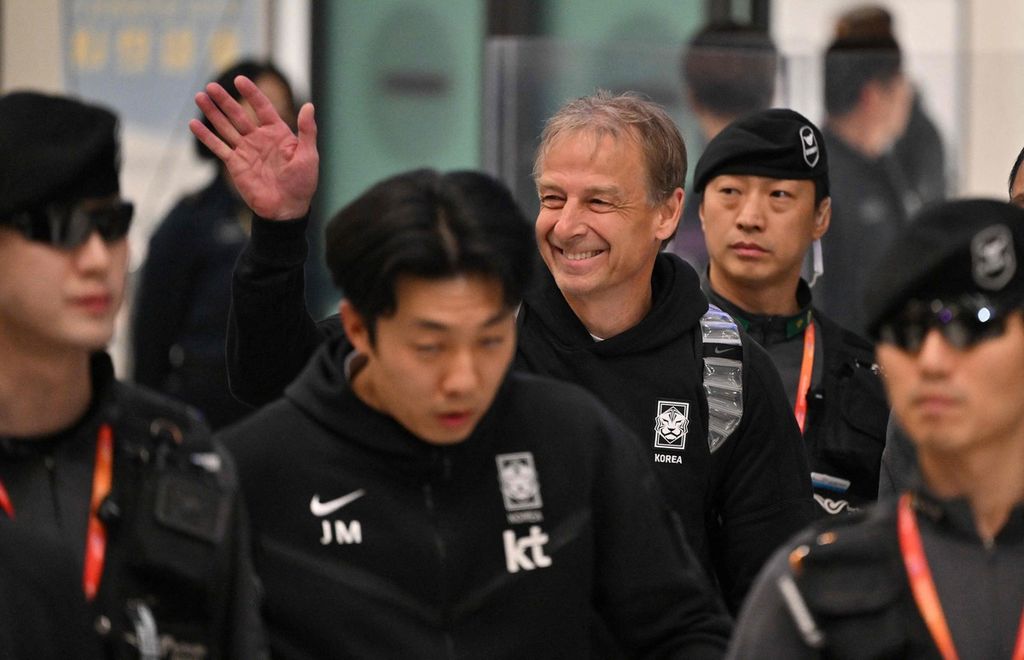 Pelatih Korea Selatan Juergen Klinsmann melambaikan tangan di Bandara Incheon, Korsel, Kamis (8/2/2024), setelah Korsel tersingkir di babak semifinal Piala Asia 2023. 