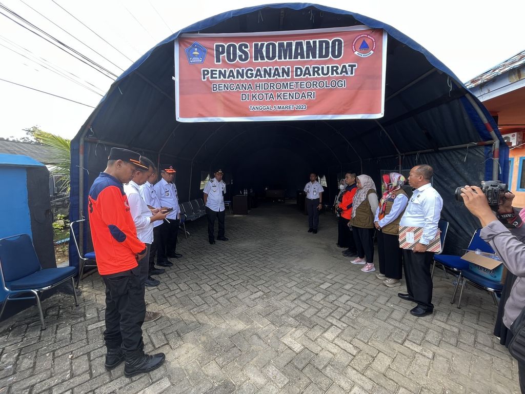Penjabat Wali Kota Kendari Asmawa Tosepu beserta jajaran lainnya memantau penanganan darurat bencana angin kencang di Kendari, Sulawesi Tenggara, Rabu (8/3/2023). Bencana angin kencang Kendari menyebabkan 1 warga meninggal, 435 rumah rusak, serta sejumlah fasilitas umum ikut terdampak.