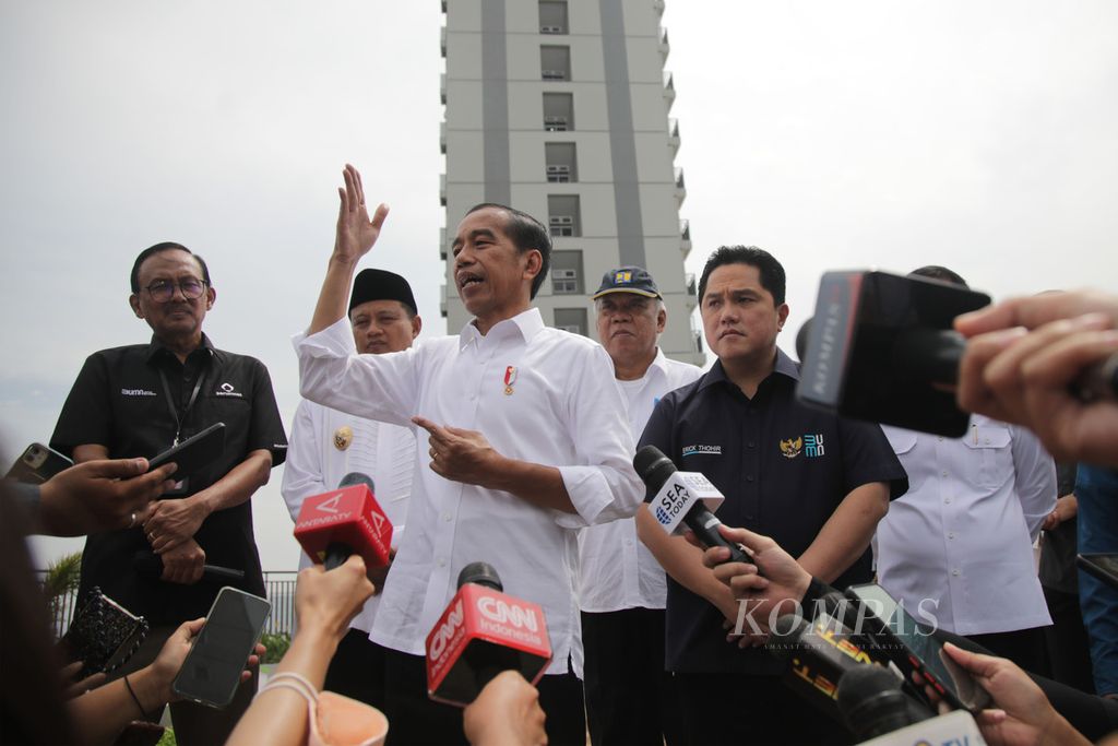 Presiden Joko Widodo menjawab pertanyaan wartawan seusai meresmikan Apartemen Samesta Mahata Margonda di Depok Jawa Barat, Kamis (13/4/2023).