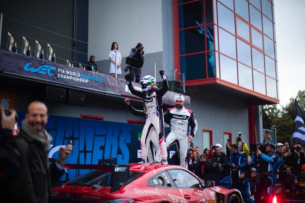 Sean Gelael dan kedua rekannya dari tim WRT 31 berhasil memenangi balap mobil ketahanan FIA World Enduro Championship di Sirkuit Imola, Italia, Minggu (21/4/2024).