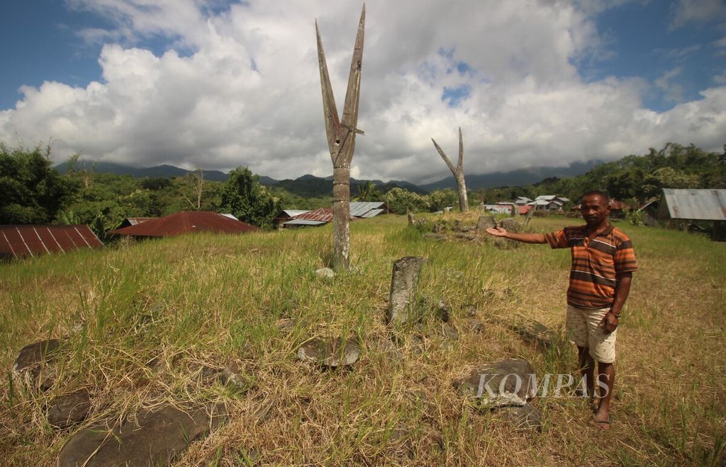 Warga menunjukkan tempat ritual adat di Kampung Adat Wolowea, Kabupaten Nagekeo, Nusa Tenggara Timur, Rabu (22/6/2022).