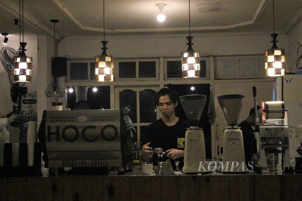 Barista menyiapkan kopi  di warung kopi di Kota Banda Aceh, Provinsi Aceh, Jumat (24/2/2023). Kopi bukan lagi sekadar budaya, tetapi telah menjadi roda ekonomi kota.