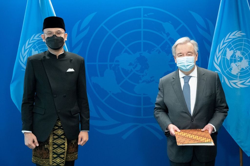 Wakil Tetap RI untuk PBB Arrmanatha Nasir (kiri) menyampaikan kredensial kepada Sekretaris Jenderal PBB Antonio Guterres, 4 Januari 2022.