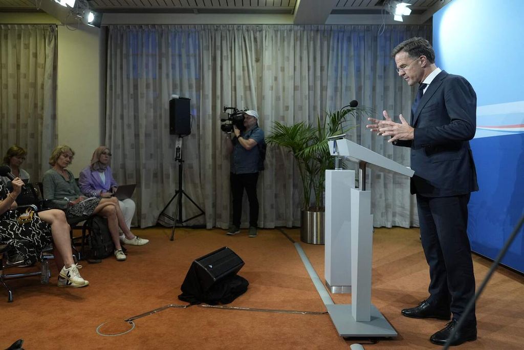 Perdana Menteri Belanda Mark Rutte menyampaikan pengumuman dalam konferensi pers menyusul bubarnya kabinet pemerintahan yang dipimpinnya di Den Haag, Belanda, Jumat (7/7/2023). 