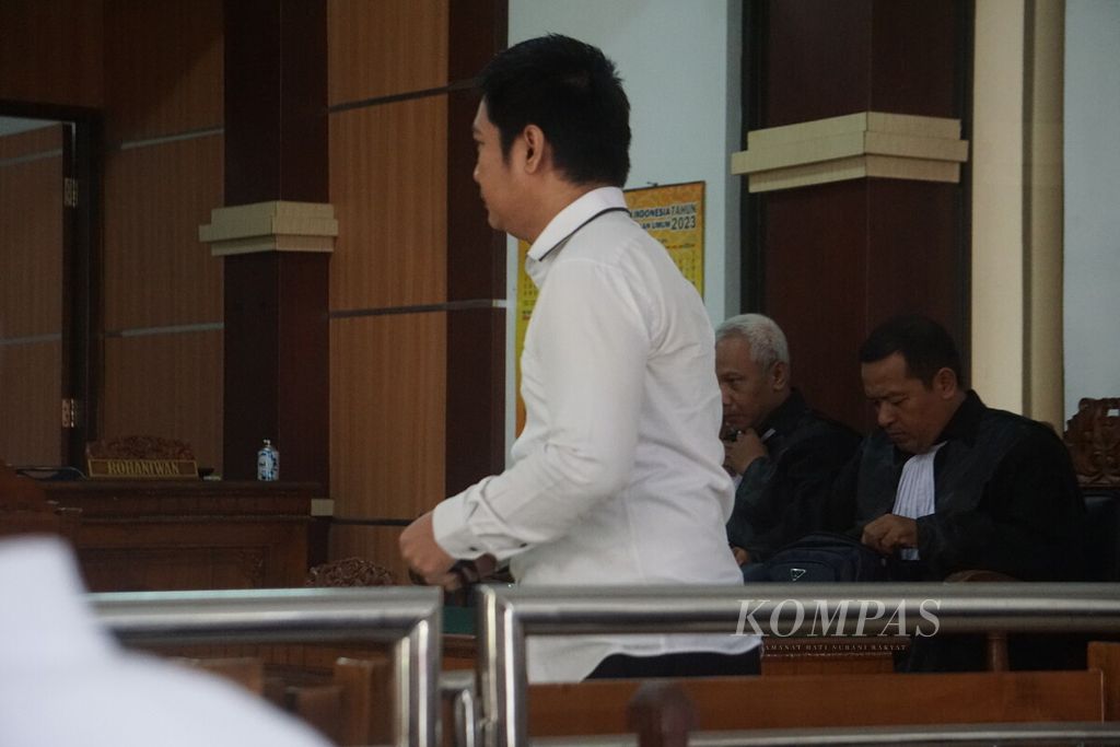 Terdakwa Aditya Anjar Nugroho (34) memasuki ruang sidang di Pengadilan Negeri Purwokerto, Banyumas, Jawa Tengah, Senin (11/12/2023).