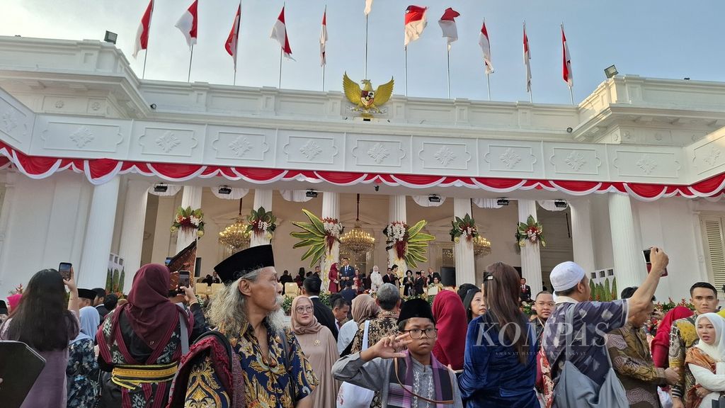 Para tamu undangan memenuhi halaman Istana Merdeka untuk berfoto bersama seusai upacara penurunan bendera negara Sang Merah Putih di Istana Merdeka, Jakarta, Sabtu (17/8/2024).