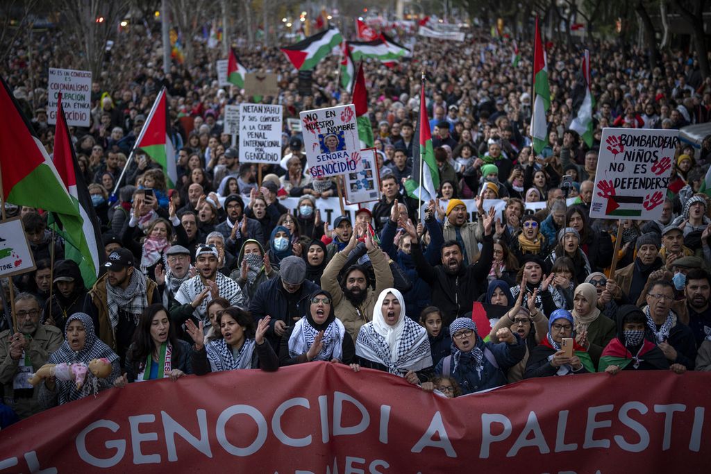 Orang-orang turun ke jalan untuk mendukung rakyat Palestina dan menyerukan gencatan senjata di Gaza, Sabtu (20/1/2024), di Barcelona, Spanyol. 