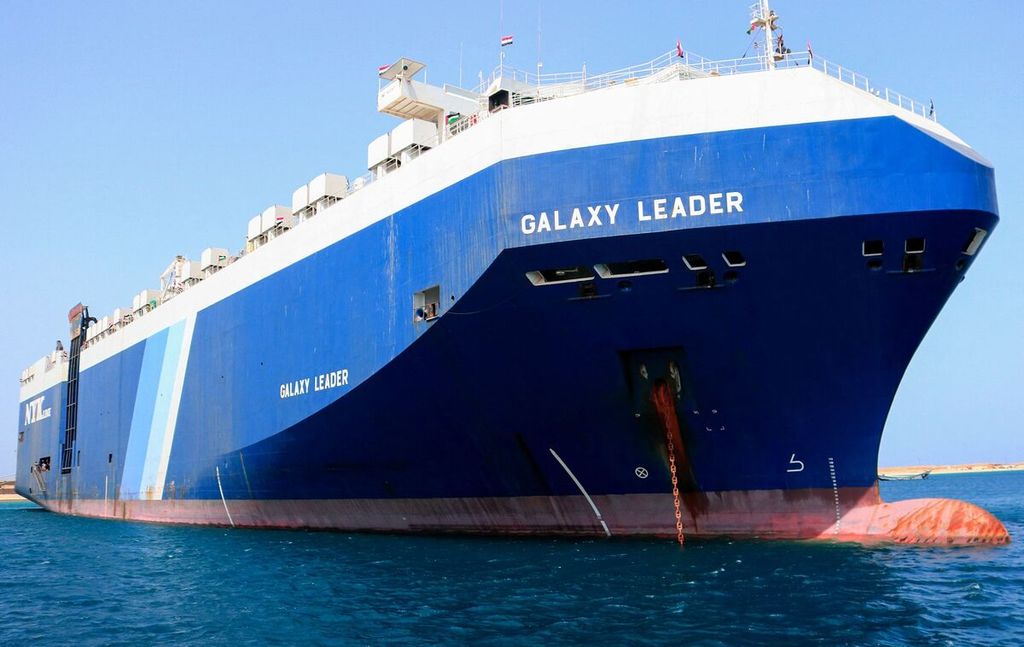 Kapal kargo Galaxy Leader saat berlabuh di lepas pantai Hodeida, Yaman, Minggu (12/5/2024).