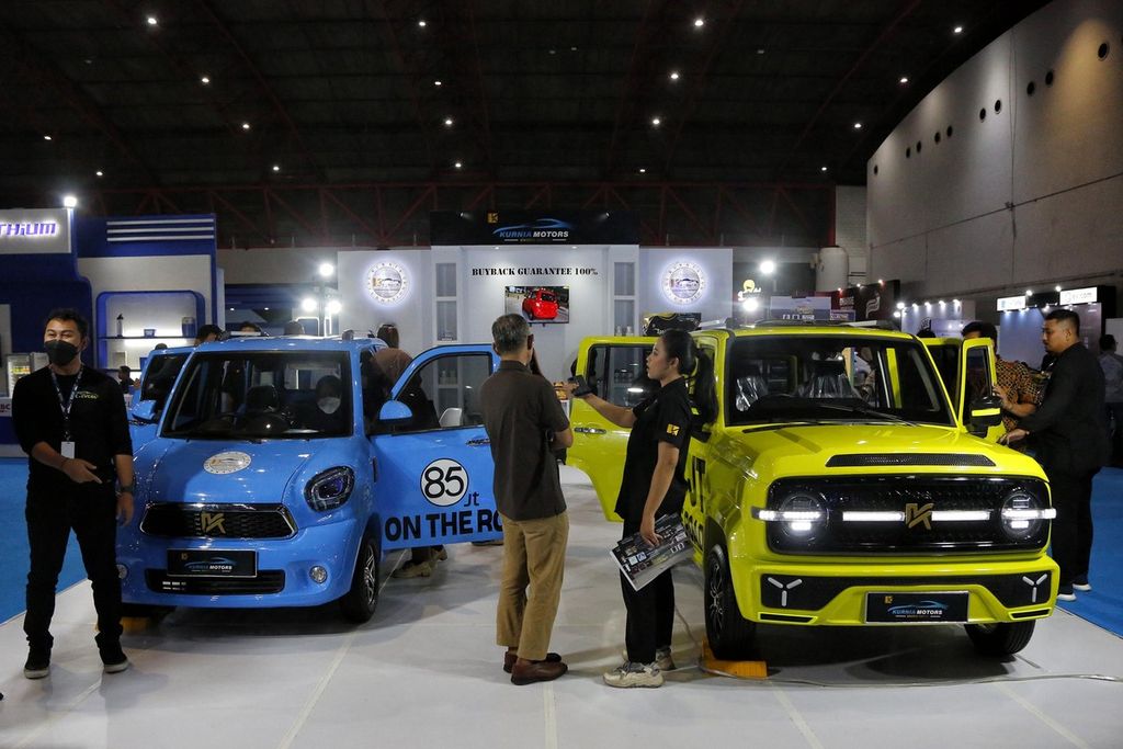 Pengunjung melihat mobil listrik yang dipamerkan pada Periklindo Electric Vehicle Show 2023 di JIExpo Kemayoran, Jakarta, Jumat (19/5/2023).