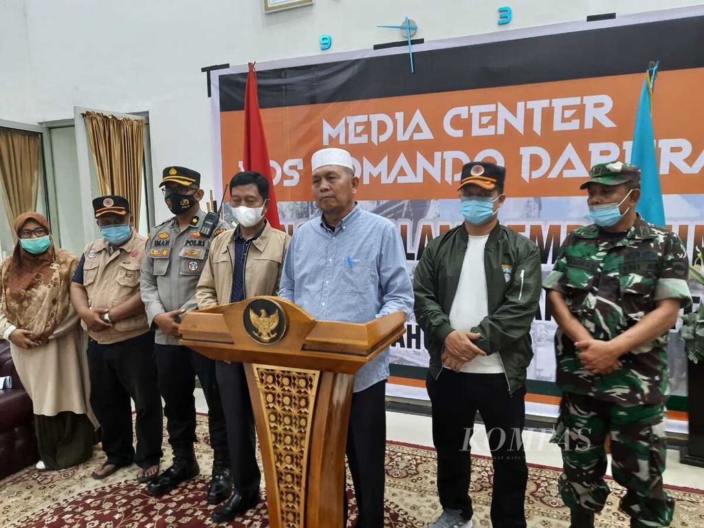 Bupati Pasaman Barat Hamsuardi (tiga dari kanan) didampingi pejabat lainnya memberikan keterangan terbaru tentang penanganan gempa M 6,1 di rumah dinasnya, Simpang Empat, Pasaman Barat, Sumatera Barat, Rabu (9/3/2022) malam.