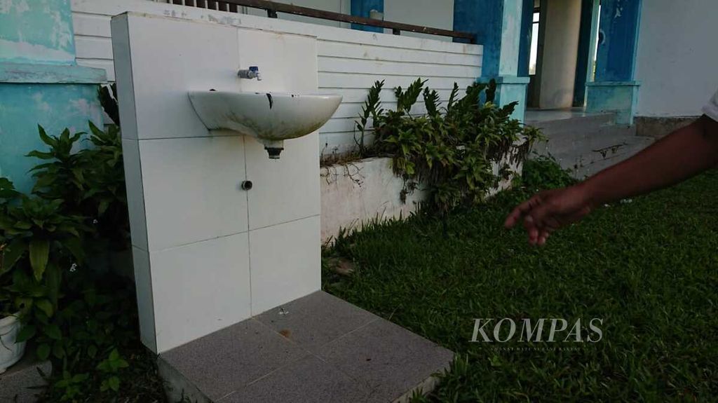 Tempat cuci tangan yang dibangun menggunakan dana penanganan Covid-19 oleh Pemprov Aceh di SMK Penerbangan Aceh Besar, Provinsi Aceh, Rabu (9/3/2022), tidak berfungsi. Proyek pembangunan tempat cuci tangan di 390 sekolah itu diproses hukum oleh Polda Aceh karena diduga ada praktik korupsi.