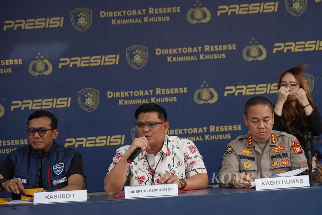 Direktur Kriminal Khusus (Dirkrimsus) Polda Metro Jaya Kombes Pol Ade Safri Simanjuntak (tengah) memberikan keterangan pers tentang pengungkapan kejahatan siber penjualan video penyimpangan seksual di Mapolda Metro Jaya, Jakarta, Jumat (18/8/2023).