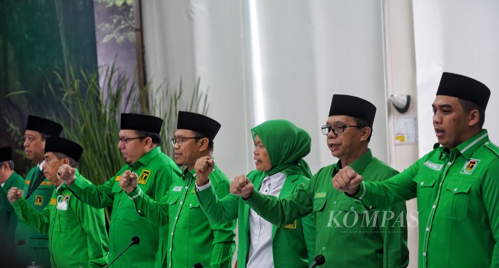 Fungsionaris PPP yang mendampingi kunjungan Plt Ketua Umum PPP Muhammad Mardiono ke Kantor DPP PDIP, Jakarta, Minggu (30/4/2023).