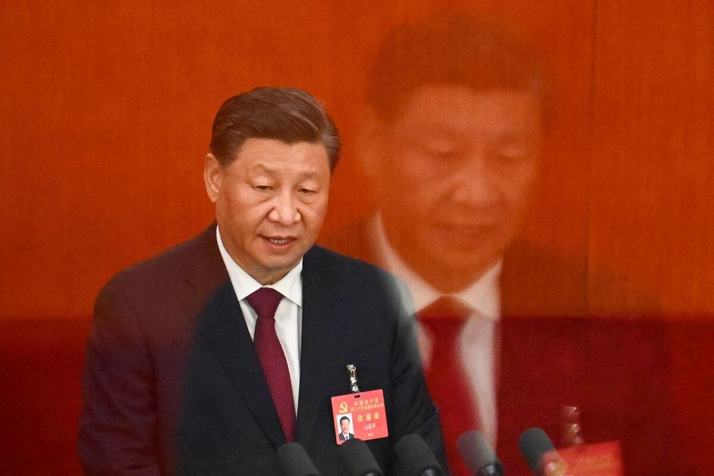 Presiden China Xi Jinping tengah menyampaikan pidato dalam pembukaan Kongres Nasional Partai Komunis China pada Minggu (16/20/2022).