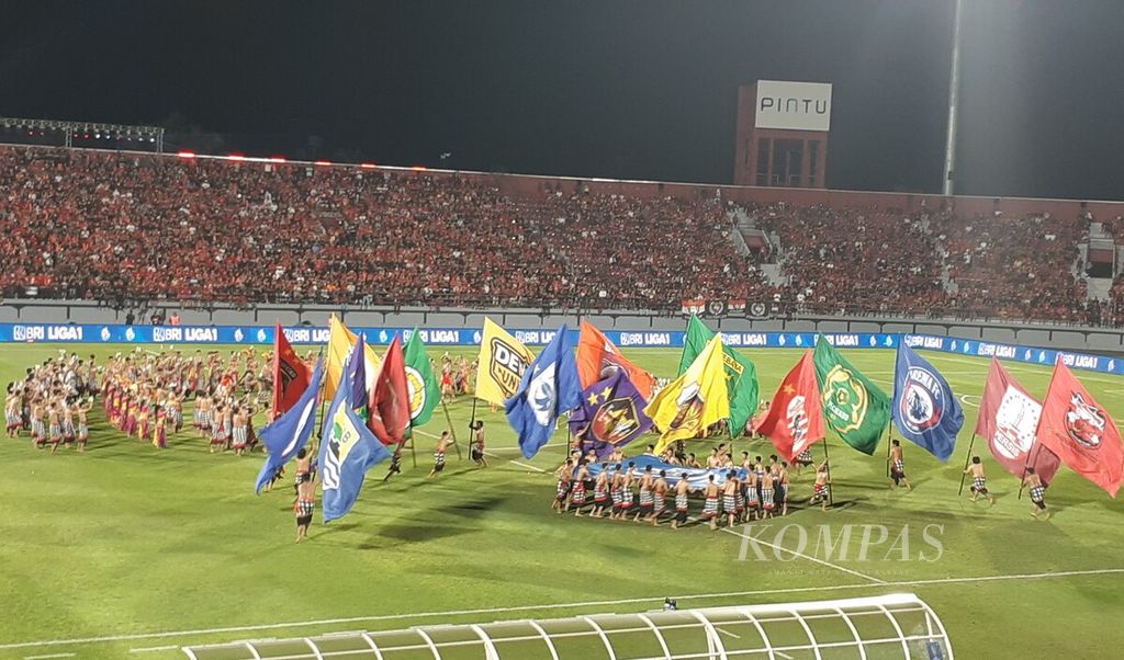 Suasana seremoni pembukaan BRI Liga 1 2022/2023 di Stadion Kapten I Wayan Dipta, Gianyar, Sabtu (23/7/2022), yang juga disemarakkan pergelaran tari kecak massal. 