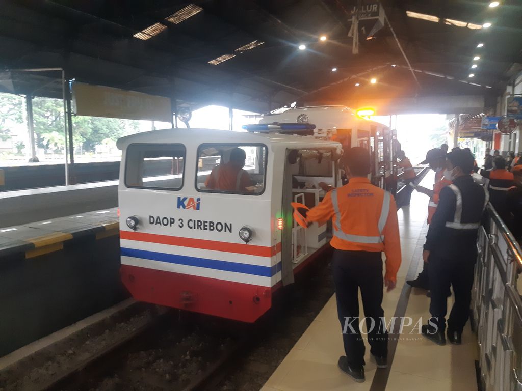 Petugas menyiapkan rangkaian kereta lori/dresin inspeksi di Stasiun Cirebon, Kota Cirebon, Jawa Barat, Kamis (5/1/2023). Kereta tersebut dapat memantau langsung kondisi jalur rel.