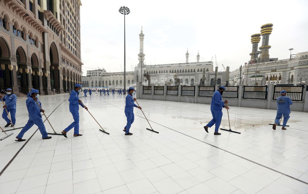 Ilustrasi. Pekerja membersihkan lantai Masjidil Haram, Mekkah, yang telah disemprot cairan disinfektan, 26 Juli 2020.