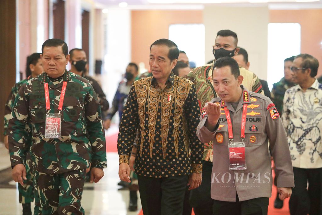 Presiden Joko Widodo didampingi Panglima TNI Laksamana Yudo Margono dan Kapolri Jenderal (Pol) Listyo Sigit Prabowo berjalan menuju ruang rapat pimpinan TNI-Polri di Jakarta, Rabu (8/2/2023). 