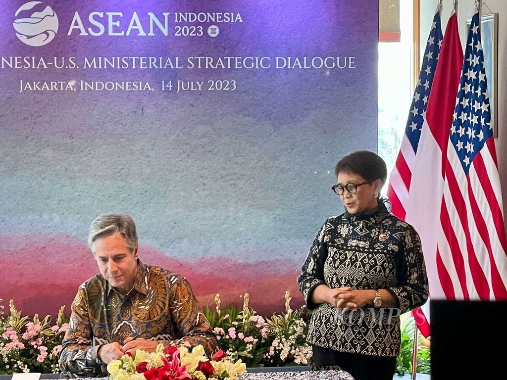 Menteri Luar Negeri Amerika Serikat mengisi buku tamu ditemani Menlu Retno Marsudi yang menyambutnya di sela-sela pertemuan para menteri luar negeri ASEAN, Jumat (14/7/2023).