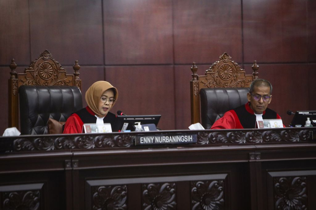 Hakim konstitusi Enny Nurbaningsih (kiri) berbicara dalam sidang putusan uji materi terhadap Undang-Undang Nomor 30 Tahun 2002 tentang Komisi Pemberantasan Tindak Pidana Korupsi di Gedung Mahkamah Konstitusi, Jakarta, Kamis (25/5/2023). 