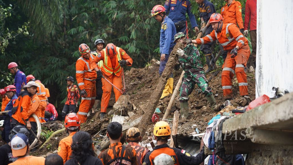 Suasana pencarian korban yang masih tertimbun tanah longsor di Empang, Kota Bogor, Jawa Barat, Rabu (15/3/2023). Peristiwa tanah longsor yang terjadi pada Selasa (14/3/2023) sekitar pukul 23.00 ini menimbun 5 rumah warga. Musibah ini mengakibatkan 8 warga terimbun longsoran. Dari 8 warga tersebut, 2 orang meninggal dunia, 2 orang berhasil diselamatkan, dan 4 orang lainnya masih dalam pencarian. Longsoran ini juga mengakibatkan salah satu ruas jalur kereta api Bogor-Sukabumi terdampak dan terpaksa rute tersebut diberhentikan. 