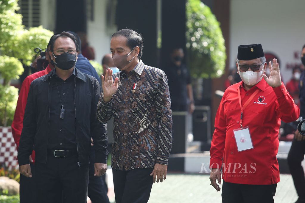 Presiden Joko Widodo disambut Ketua DPP PDI Perjuangan Prananda Prabowo (kiri), didampingi Sekretaris Jenderal DPP PDI Perjuangan Hasto Kristiyanto (kanan) saat tiba di Rakernas II PDI Perjuangan di Sekolah Partai PDI Perjuangan, Lenteng Agung, Jakarta, Selasa (21/6/2022). 