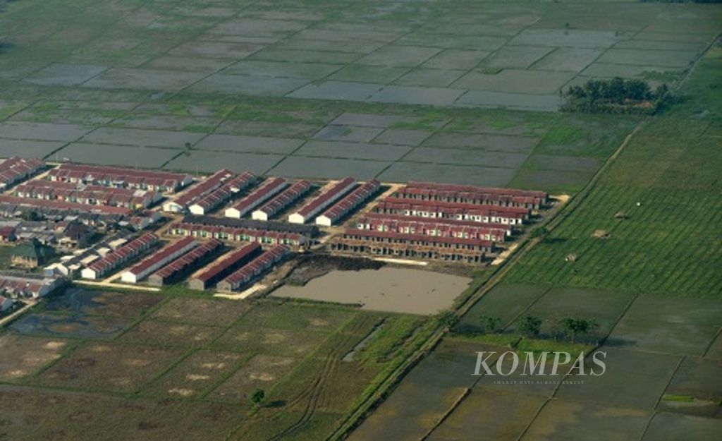 Pembangunan perumahan baru mengonversi lahan sawah di kawasan Tarumajaya, Bekasi, Jawa Barat, Selasa (22/7/2014). Konversi lahan sawah menjadi permukiman mengancam ketahanan pangan.