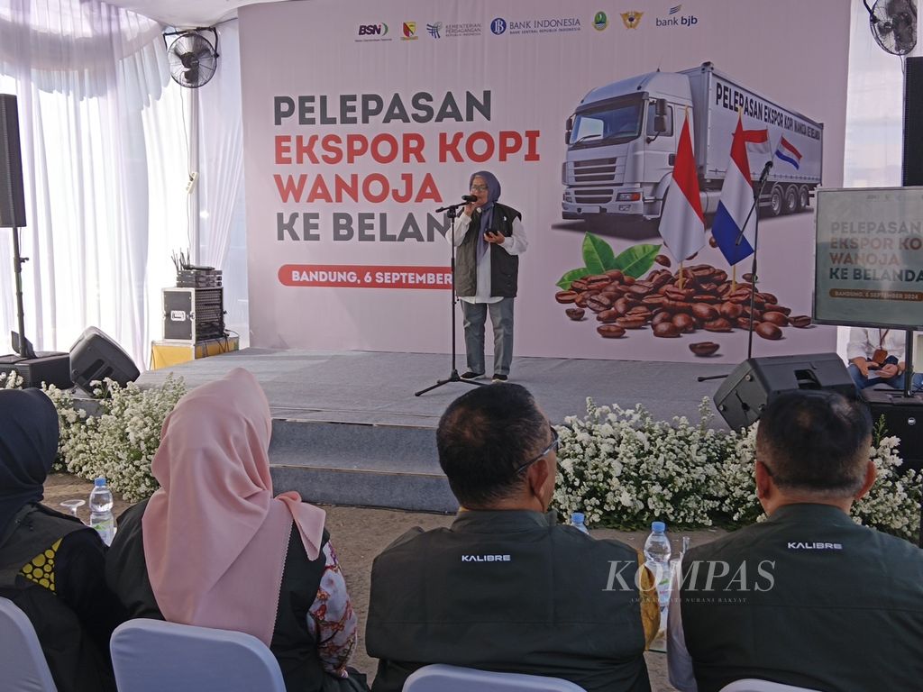 Ketua Kelompok Tani Wanoja Eti Sumiati saat memberikan sambutan dalam kegiatan ekspor 18 ton biji kopi arabika ke Belanda di Kota Bandung, Jumat (6/9/2024). 