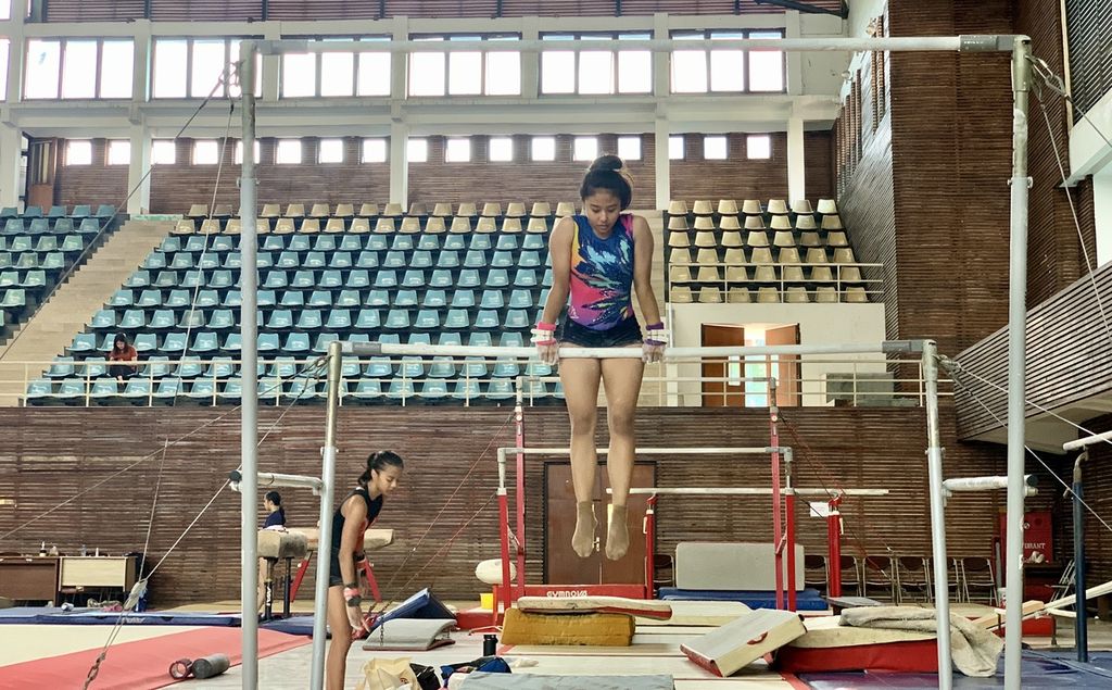 Pesenam putri andalan Indonesia, Rifda Irfanaluthfi berlatih palang bertingkat di GOR Radin Inten, Jakarta, Kamis (2/2/2023). Pesenam berusia 23 tahun ini bertekad bisa tampil di Olimpiade Paris 2024.