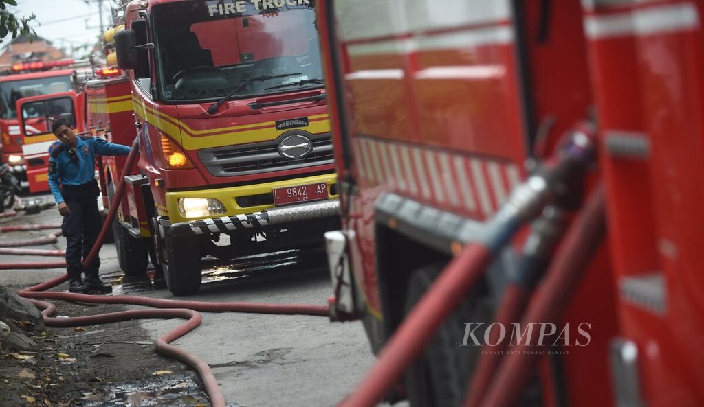 Petugas Dinas Pemadam Kebakaran dan Penyelamatan Kota Surabaya saat kebakaran gudang lampu di Jalan Kalianak, Surabaya, Jawa Timur, Jumat (9/9/2022). 
