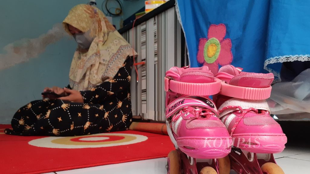 Azqira's pink roller skates. Her mother, Soliha, will donate all of her late daughter belongings to others. Soliha comes into bitter and sorrowful memory whenever she sees those things. 