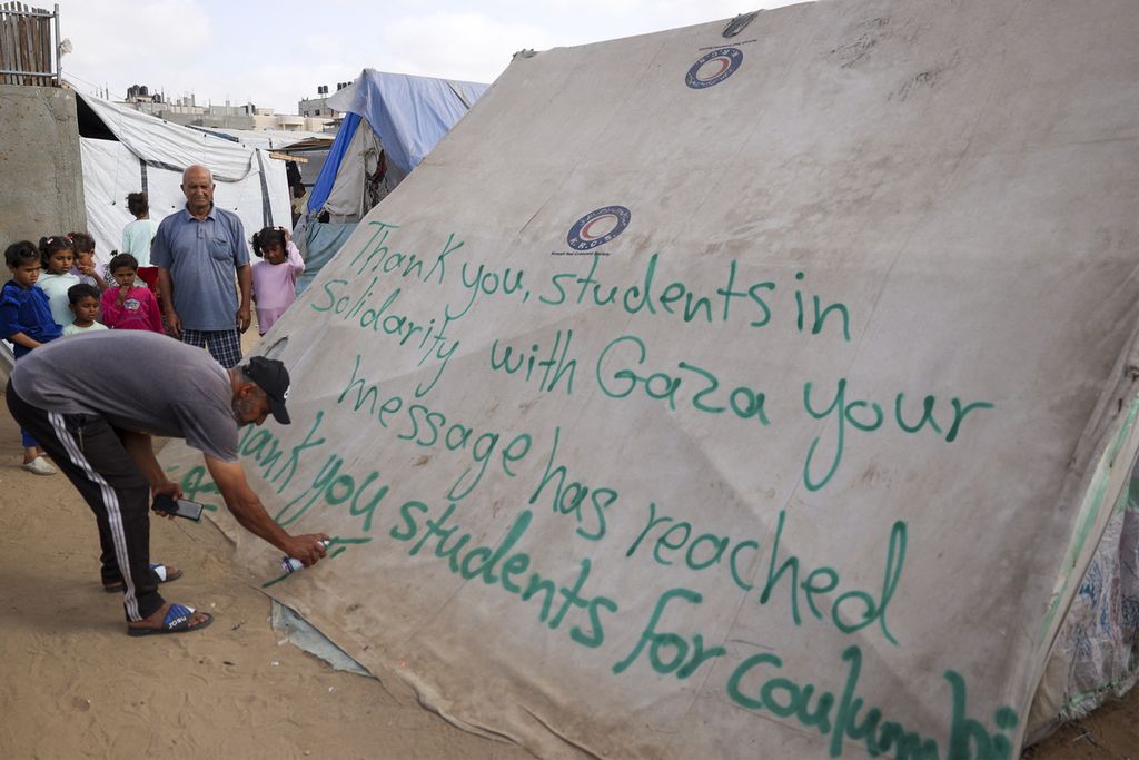 Warga Gaza menuliskan terima kasih atas dukungan mahasiswa di berbagai universitas Amerika Serikat. Ucapan disampaikan di Rafah pada April 2024.