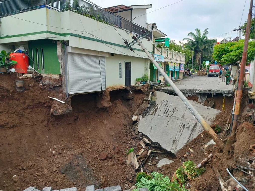 Tanah longsor di Perumahan Permata Puri Ngaliyan, Semarang, Jawa Tengah, Kamis (14/3/2024), mengakibatkan 3 rumah dan 4 ruko terancam.