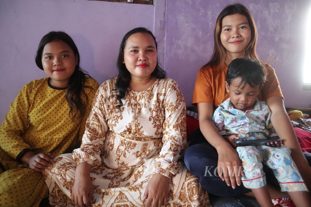 Rasminah (35) berfoto bersama anak-anaknya di rumahnya di Desa Krimun, Kecamatan Losarang, Kabupaten Indramayu, Jawa Barat, Jumat (16/4/2021).