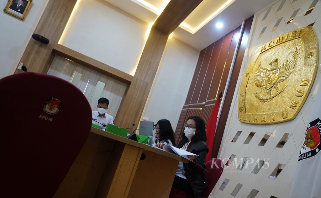 Suasana salah satu sudut ruangan rapat saat digelar uji publik terhadap Materi Muatan Rancangan Peraturan KPU tentang Pencalonan Perseorangan Peserta Pemilihan Umum Anggota Dewan Perwakilan Daerah (DPD) di Kantor Komisi Pemilihan Umum (KPU), Jakarta, Senin (17/10/2022). 