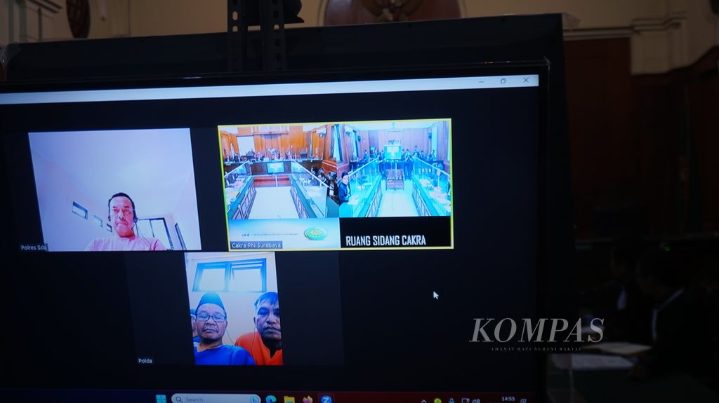 Muhammad Samanhudi Anwar (kiri atas), mantan Wali Kota Blitar mengikuti sidang secara dalam jaringan (<i>online</i>) di Pengadilan Negeri Surabaya, Jawa Timur, Kamis (20/7/2023). Samanhudi didakwa terlibat dalam perampokan Rumah Dinas Wali Kota Blitar Santoso pada Desember 2022.