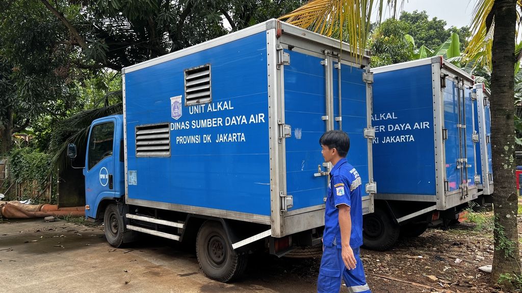 Pompa <i>mobile </i>yang digunakan untuk memindahkan air genangan ke dalam saluran di Rumah Pompa Perdatam, Ulujami, Pesanggrahan, Jakarta Selatan, Jumat (2/12/2022).