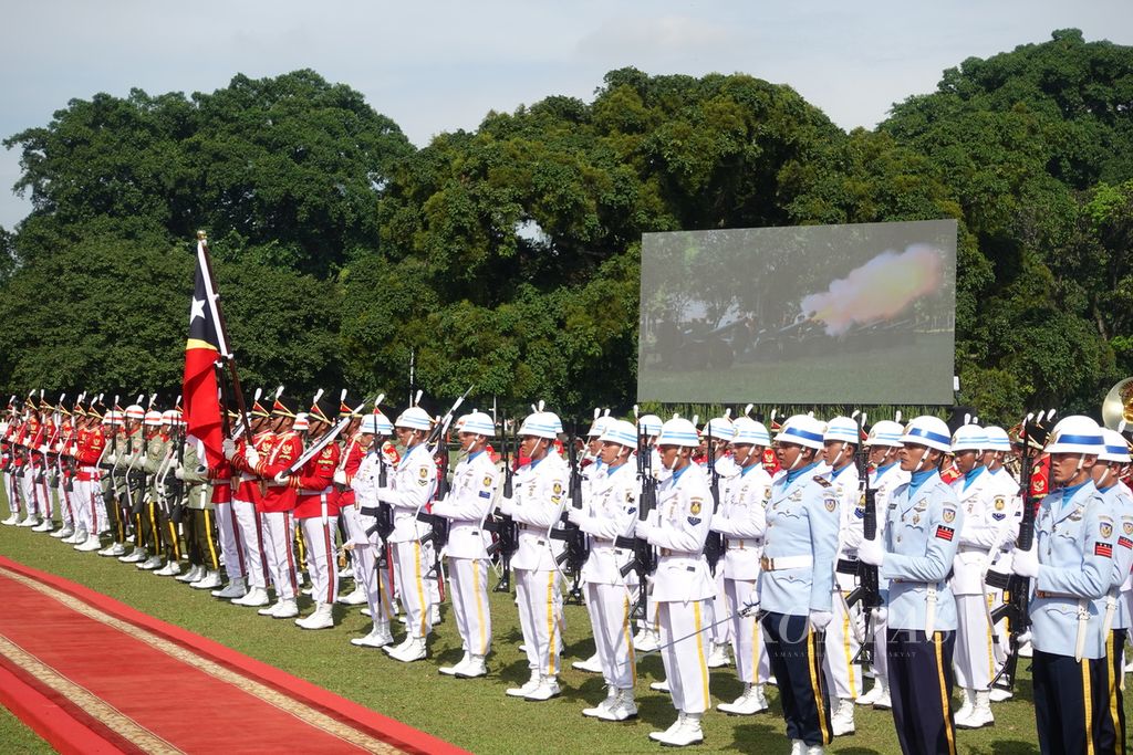 Lagu kebangsaan Indonesia dan Timor Leste diperdengarkan, diiringi dentuman meriam seperti terlihat di layar latar belakang, pada upacara penyambutan kunjungan resmi Perdana Menteri Republik Demokratik Timor Leste Kay Rala Xanana Gusmao di Istana Kepresidenan Bogor, Provinsi Jawa Barat, Jumat (26/1/2024).