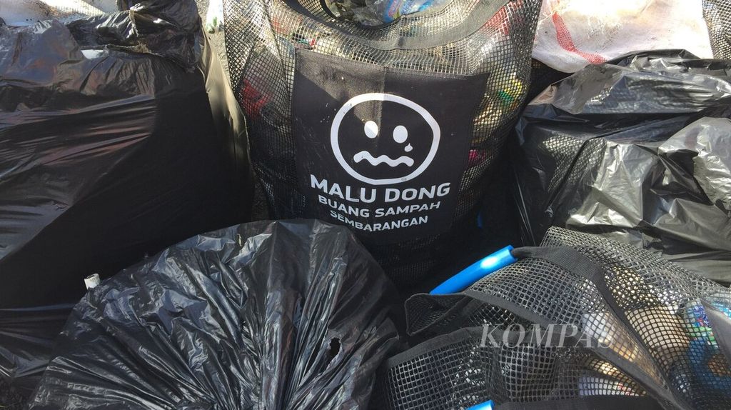 Malu Dong Community mengadakan kegiatan bersih-bersih di kawasan Pura Agung Besakih dan sekitarnya, Kamis (27/4/2023). Kegiatan <i>mareresik </i>(bersih-bersih) menjadi bentuk edukasi dan aksi nyata menumbuhkan kepedulian dan kesadaran menjaga kebersihan.