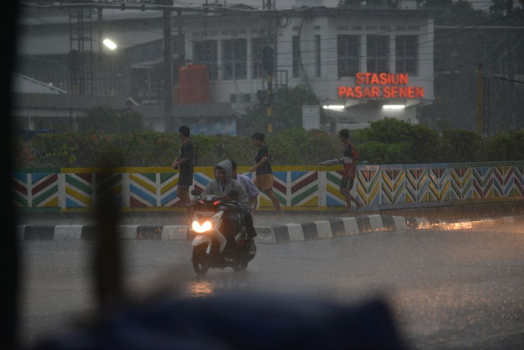 Guyuran hujan di Jalan Kramat Bunder, Jakarta Pusat, Selasa (4/10/2022). 