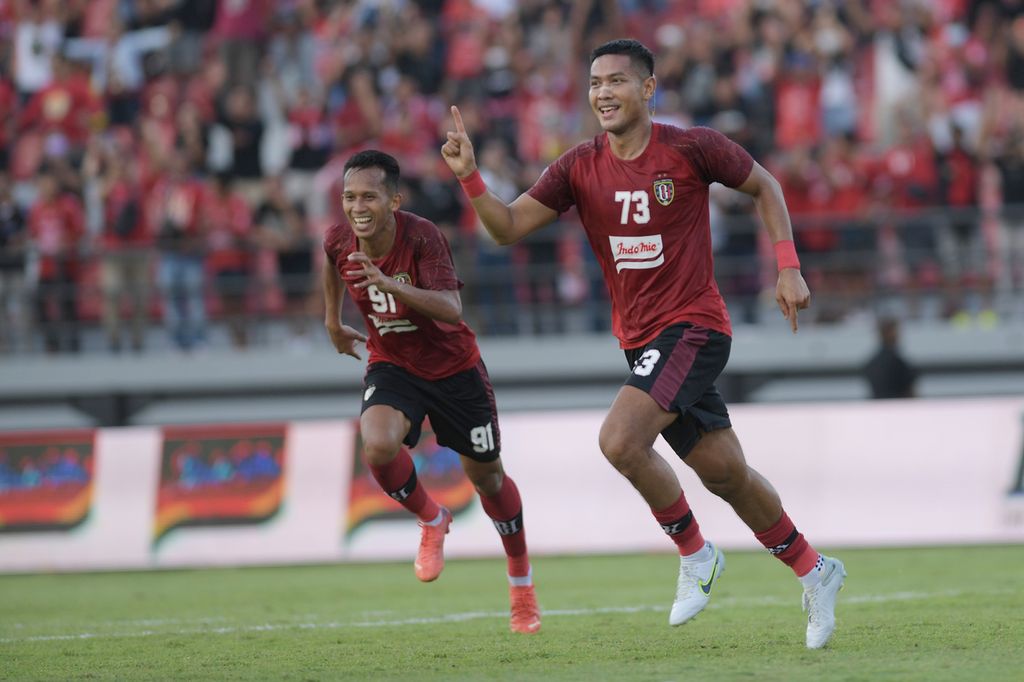 Bek tengah Bali United, Jajang Mulyana (kanan), meluapkan kegembiraan bersama rekannya, Rahmat, setelah mencetak gol ke gawang Kaya-Iloilo  pada laga terakhir Grup G Piala AFC 2022 di Stadion I Wayan Dipta, Gianyar, Bali, Kamis (30/6/2022). 