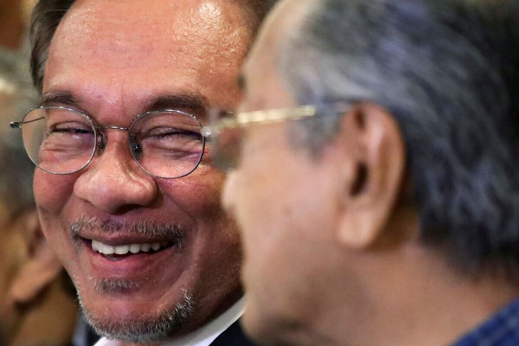 Politisi Anwar Ibrahim memandang ke arah PM Malaysia Mahathir Mohamad dalam sebuah konferensi pers di Putrajaya, Malaysia, 23 November 2019. 