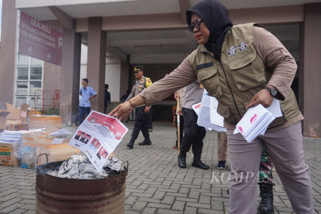 Jajaran KPU Banyumas bersama TNI/Polri membakar surat suara yang rusak dan lebih di Purwokerto, Banyumas, Jawa Tengah, Selasa (13/2/2024).