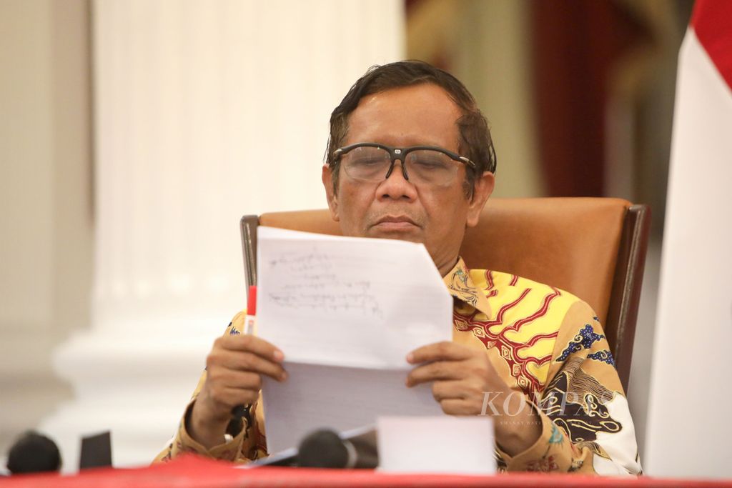 Menko Polhukam Mahfud MD saat mendampingi Presiden Joko Widodo untuk menyampaikan keterangan tekait korupsi, khususnya anjloknya indeks persepsi korupsi di Istana Merdeka, Jakarta, Selasa (7/2/2023).