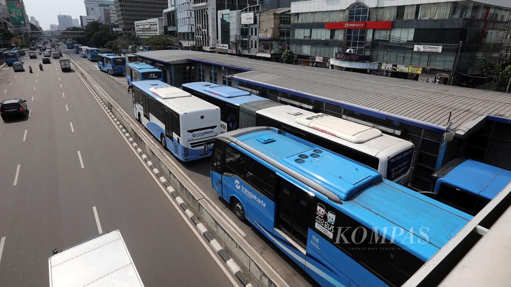 Sejumlah bus transjakarta mogok beroperasi di Halte Sentral Harmoni, Jakarta Pusat, Senin (12/6). Aksi mogok didasarkan atas tuntutan para pekerja PT Transjakarta untuk memperjelas kontrak kerja mereka dan diangkat sebagai karyawan tetap.