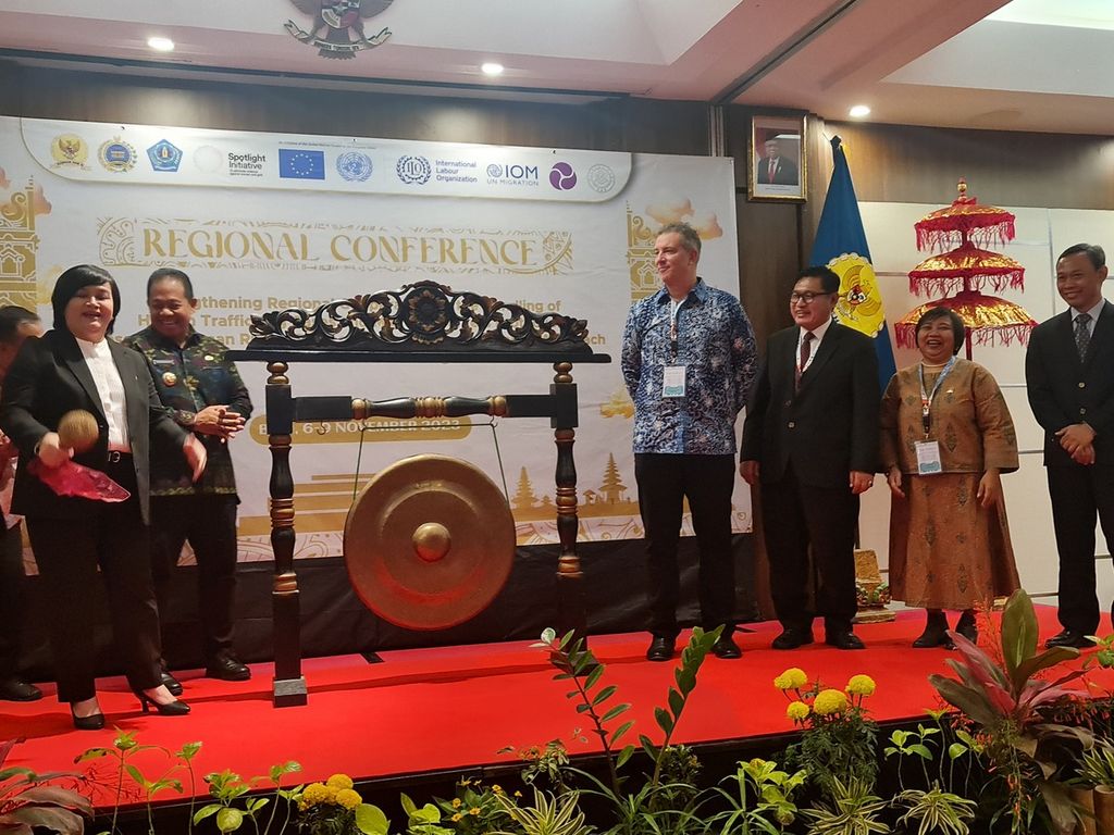 Suasana Pembukaan Konferensi Regional “Gerak Bersama Memerangi Perdagangan Orang di ASEAN” di Bali. Kegiatan yang mengambil tema ”Memperkuat Kerja sama Regional dalam Penanganan Orang dan Pelindungan Pekerja Migran yang Berperspektif HAM dan Responsif Gender di ASEAN” berlangsung pada Selasa (7/11/2023) hingga Rabu (8/11/2023). 
