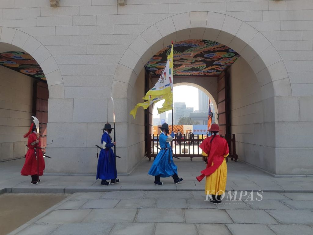 Pergantian penjaga dilaksanakan di Istana Gyeongbokgung, Seoul, Korea Selatan, Maret 2023.